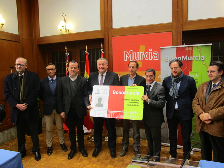 El consejero de Fomento, Francisco Bernabé, y al alcalde de Murcia han presentado hoy el Bono Murcia, acompañados por los representantes de las tres empresas concesionarias