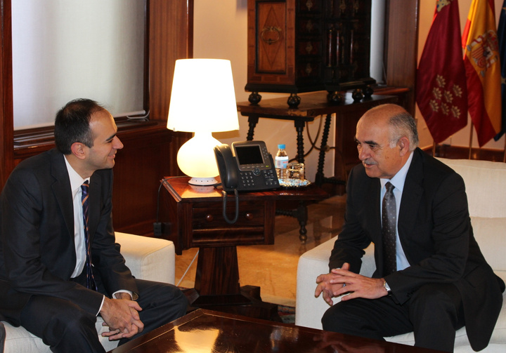 El presidente Garre recibe al decano de la Facultad de Derecho de la UMU, David Morillas.
