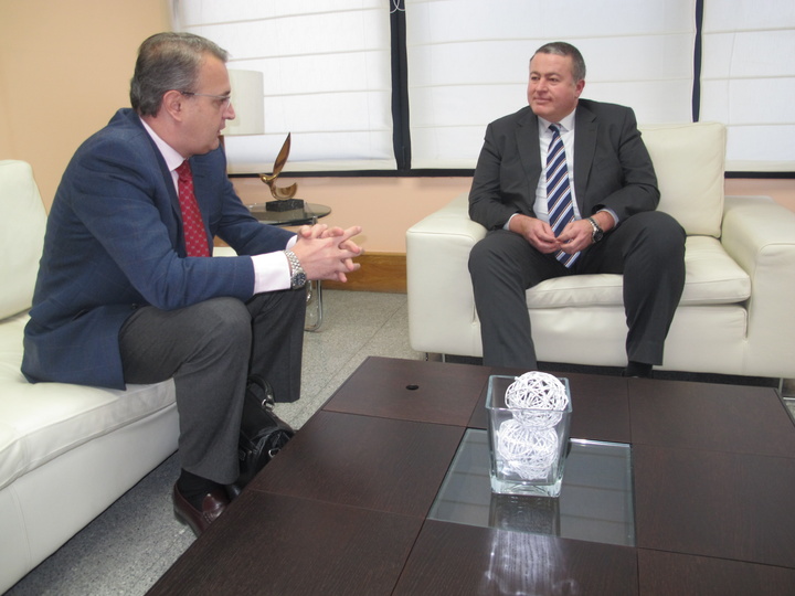 El consejero de Fomento ha recibido al presidente del Paso Azul