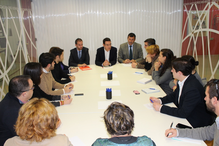 Reunión del consejero de Presidencia y Empleo con asociaciones juveniles (2)