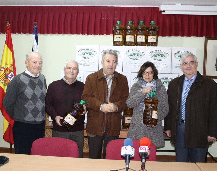 El consejero Antonio Cerdá y el alcalde de Jumilla, Enrique Jiménez, hicieron hoy entrega a los responsables de Cáritas Jumilla, de 400 litros de aceite de la producción del CIFEA