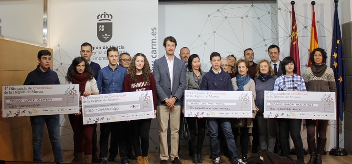Juan Carlos Ruiz recibe a los ganadores de la IV Olimpiada de Creatividad