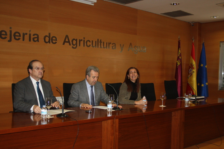 Antonio Barrón, director de Comunicación y Marketing de Ecoembes (1 i.), Antonio Cerdá, consejero de Agricultura y Agua (c.), y Encarna Molina, directora general de Medio Ambiente
