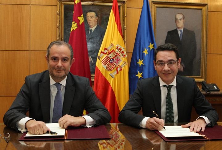 El consejero José Gabriel Ruiz y el subsecretario de Empleo y Seguridad Social, durante la firma del convenio de colaboración contra el fraude