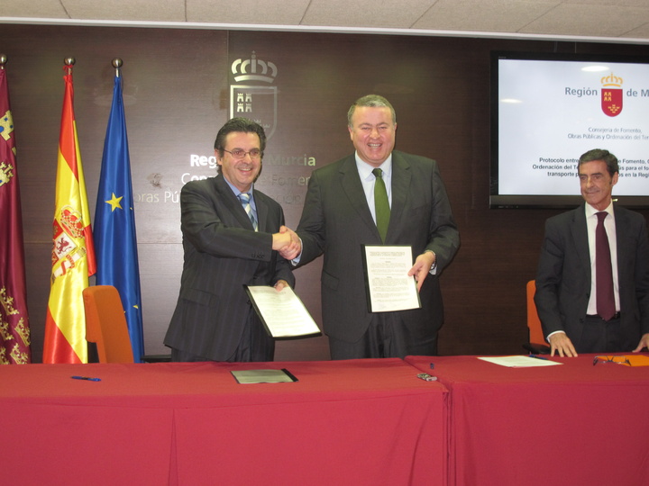 El consejero de Fomento, Francisco Bernabé, y el presidente de Fenebús, José Luis Sánchez, han firmado hoy un protocolo para la mejora, modernización y fomento del transporte público