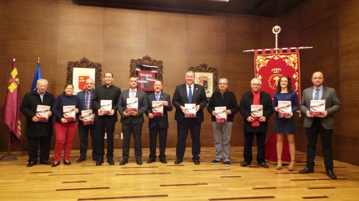 Bernabé presenta la revista de la Semana Santa minera