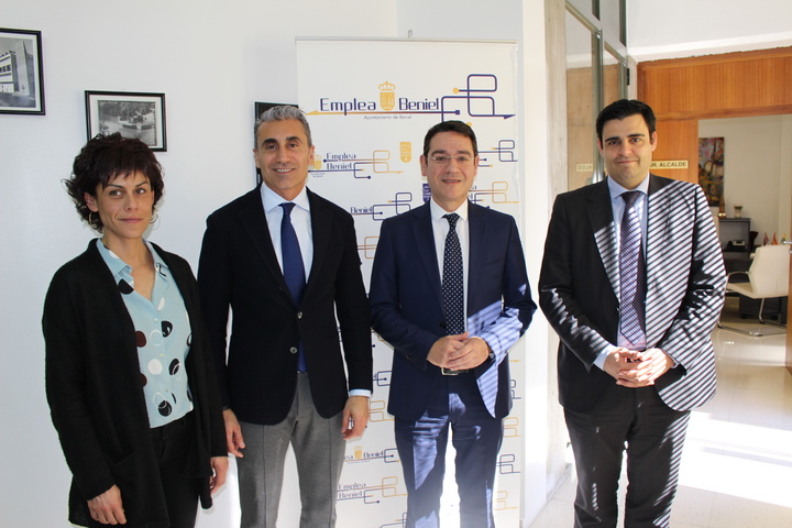 El consejero José Gabriel Ruiz durante su visita al municipio de Beniel