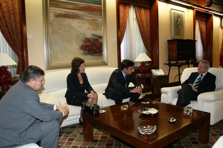 El presidente Valcárcel recibe al director territorial de Telefónica España en Murcia, Valencia y Baleares, José Manuel del Arco, junto a la nueva directora territorial de la empresa en la Región, Juana María Romero