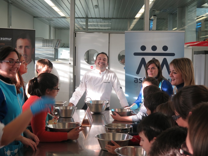 Taller de cocina en el CCT para niños de la Asociación Asteamur