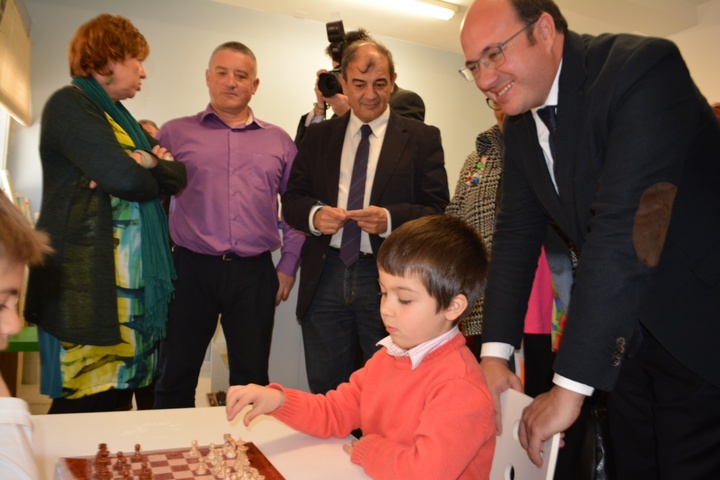El consejero de Educación visita el colegio Peñas Blancas