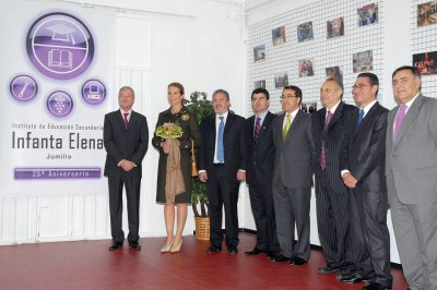 La Infanta Elena conmemora, acompañada por el presidente de la Comunidad, el XXV aniversario del IES 'Infanta Elena' de Jumilla (3)