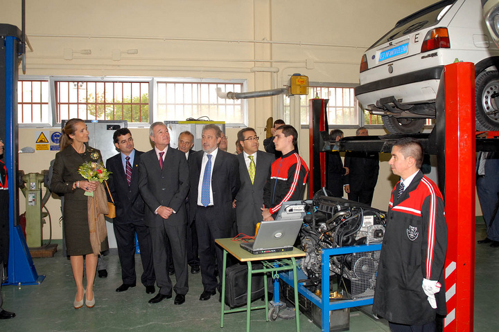 La Infanta Elena conmemora, acompañada por el presidente de la Comunidad, el XXV aniversario del IES 'Infanta Elena' de Jumilla (4)