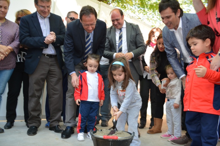 Primera piedra del Centro de Educación Infantil y Primaria Nuestra Señora de las Mercedes en Puebla de Soto