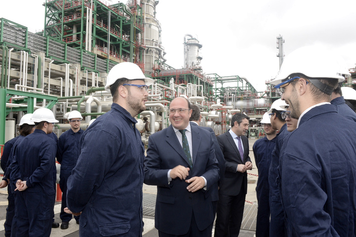 El consejero de Educación con alumnos del REPSOL