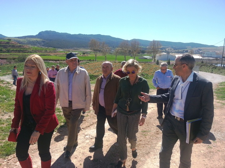 La consejera de Agricultura y Agua durante la visita a la finca