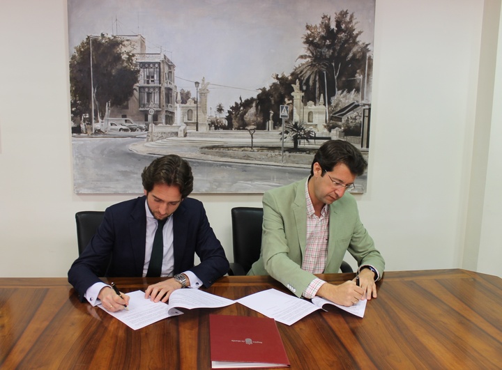 Juan Carlos Ruiz firma el convenio de contrato de gestión televisión autonómica