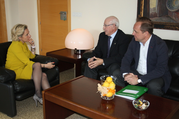 Reunión de la consejera de Agricultura con el decano del Colegio de Ingenieros Agrónomos