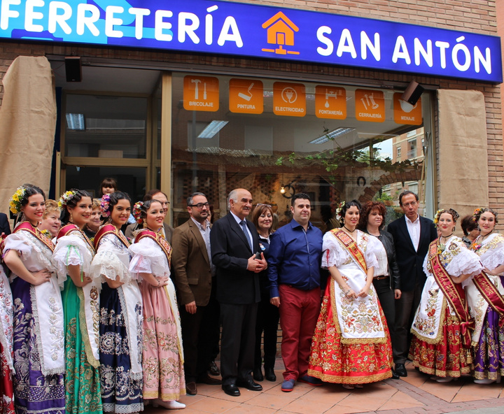 El presidente Garre visita la Ferretería San Antón para conocer la iniciativa con la que celebran las fiestas de Primavera. II