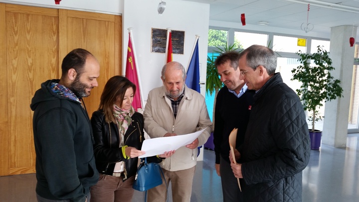 Reunión en el colegio Juan de la Cierva de Casillas