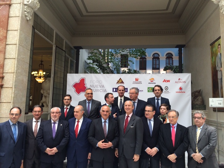 El presidente de la Comunidad asistió a la conferencia del ministro del Interior, Jorge Fernández.