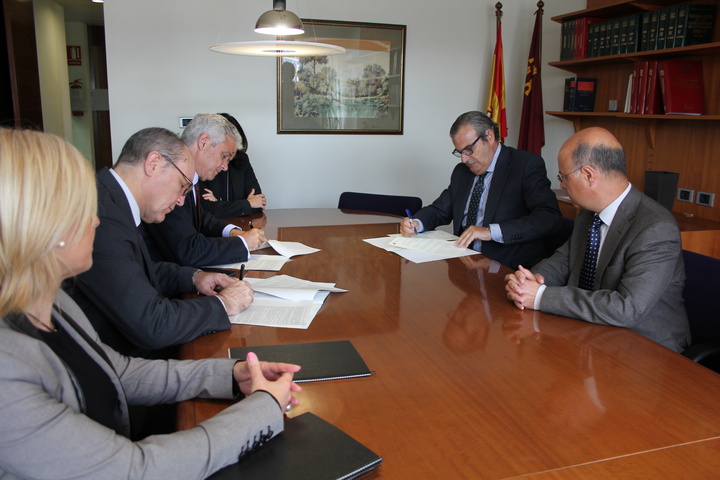 Firma de operación financiera con la Caixa