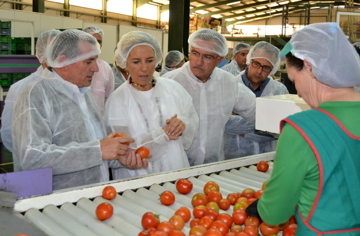 La consejera durante la visita a las instalaciones de la cooperativa