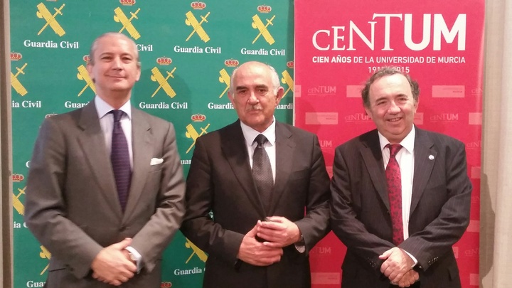 Acto de presentación de las jornadas 'La Guardia Civil con la Universidad de Murcia en su primer centenario' (1)