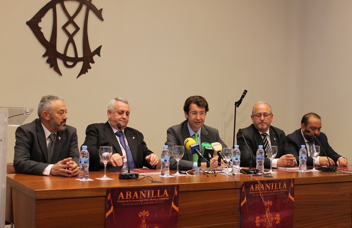 Juan Carlos Ruiz presenta el cartel y el libro de las Fiestas de Abanilla