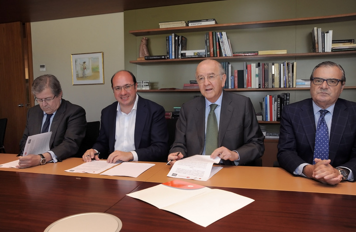Imagen de la firma del convenio para mejorar la educación y la cultura financiera de los escolares