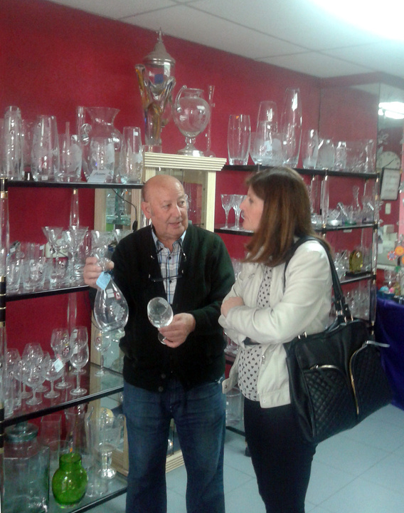 Visita al taller del especialista en el tallado de vidrio Pepe Reina (1)