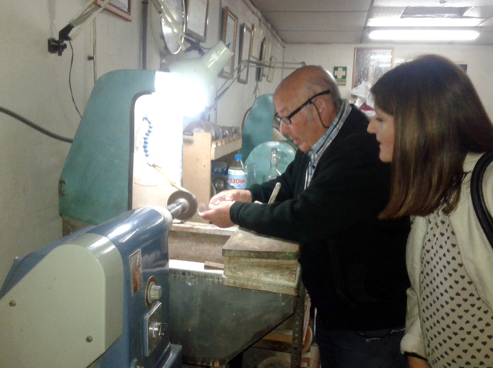 Visita al taller del especialista en el tallado de vidrio Pepe Reina (2)
