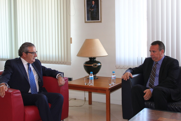 Reunión del consejero de Economía y Hacienda con el director general de KIO España