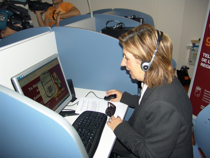 Presentación del teléfono gratuito del Servicio Murciano de Salud. 2