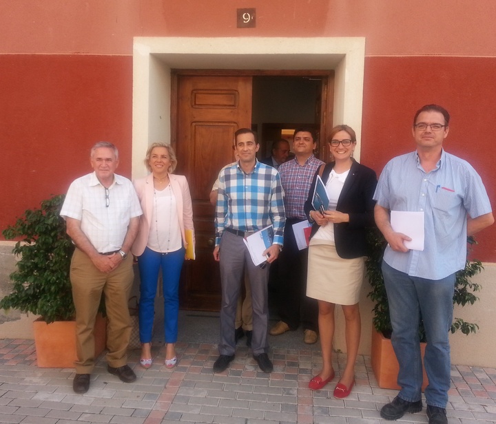 La consejera de Agricultura y Agua, (2i.), tras la reunión.