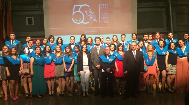 Juan Carlos Ruiz felicita a los graduados de la Escuela Universitaria de Turismo de Murcia