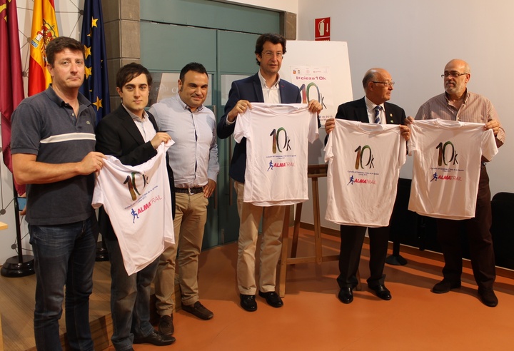 Juan Carlos Ruiz con la camiseta de la carrera popular Cieza 10K