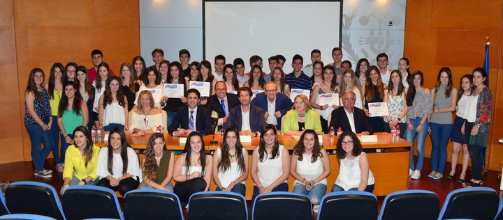El consejero Juan Carlos Ruiz con todos los participantes en los Premios de Investigación de Bachillerato del colegio Santa María de la Paz de Murcia