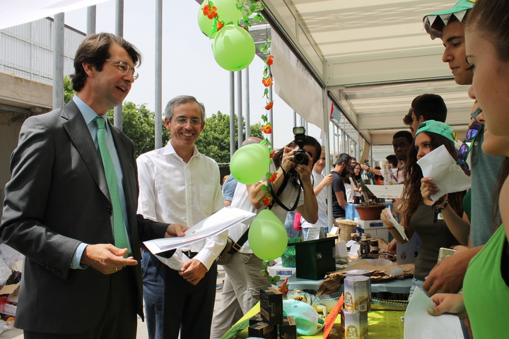 El consejero de Empresa y el secretario general de Educación recorren el Minimarket en Murcia de los programas EJE y EME