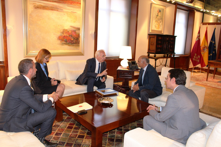 El presidente Garre recibe al embajador de Letonia en España. III