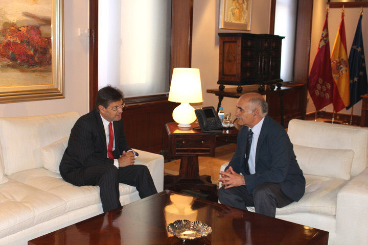 El presidente Garre recibe al ministro de Justicia, Rafael Catalá