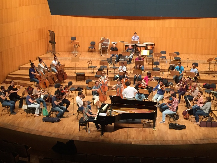 Ensayo de la Orquesta Sinfónica con la pianista Judith Jáuregui y con Kaspar Zehnder como director