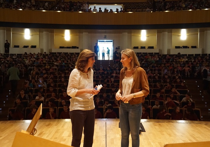 La directora general del ICA, Marta López-Briones (i), y la directora general de Calidad Educativa, Innovación y Atención a la Diversidad, Begoña Iniesta, antes del inicio del concierto 'Músicos en el aula' en el Auditorio Regional