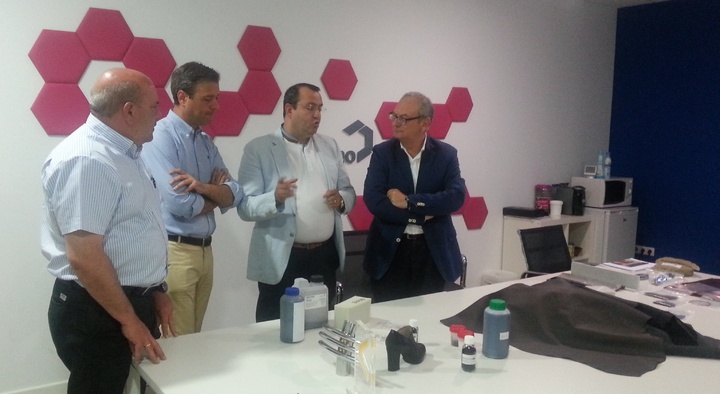 El director general de Industria, Alfonso García, visita la empresa Graphenano