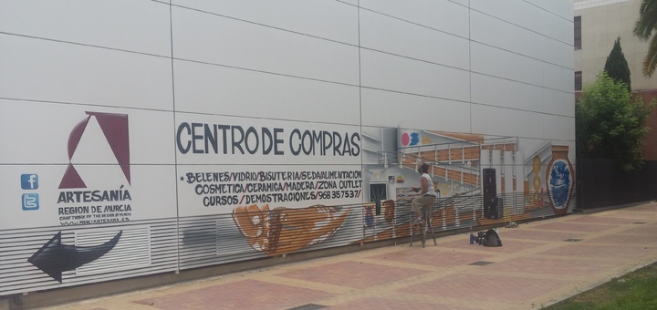Un graffiti decora el exterior del Centro Regional de Artesanía de Murcia