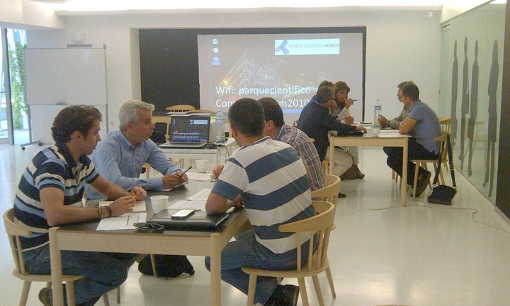 Emprendedores e investigadores mantienen reuniones de negocios en el marco de un programa del Info