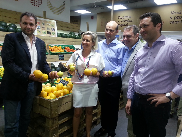 La consejera de Agricultura y Agua junto con los promotores del supermercado ecológico GranBio