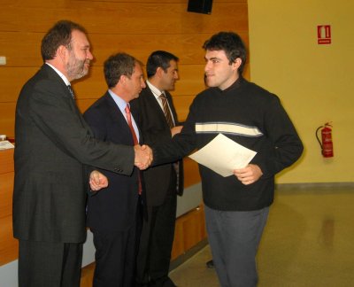 El consejero de Empleo y Formación entrega los diplomas a los alumnos formados para trabajar en Everis