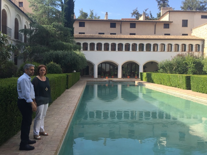 La directora  de Bienes Culturales y el jefe de Servicio de Museos en la alberca del Museo de Las Claras