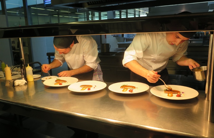 El Concurso Jecomur reúne a ocho jóvenes promesas de la cocina murciana en el CCT