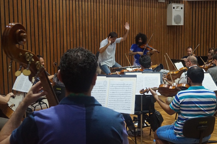 Ensayos de la Orquesta Sinfónica con Ara Malikian